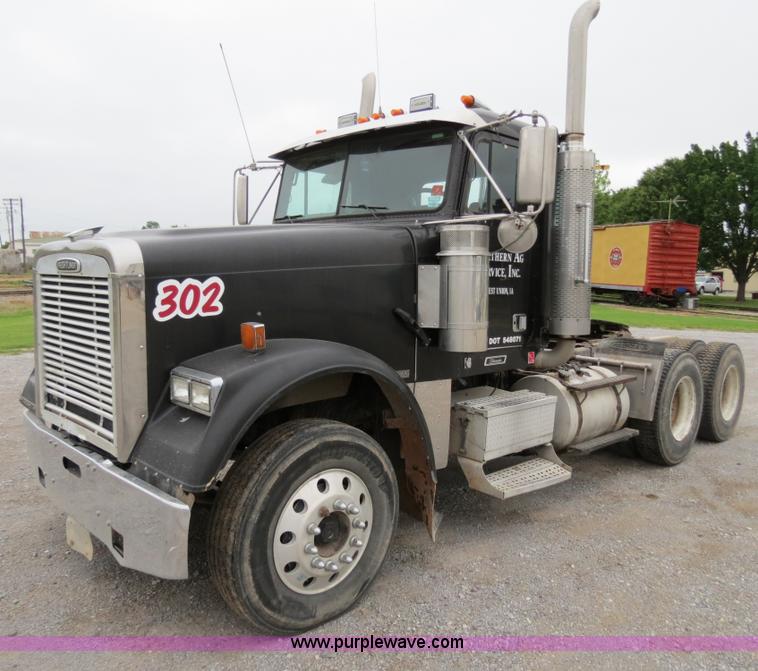 image for item B2317 2001 Freightliner FLD120 semi truck