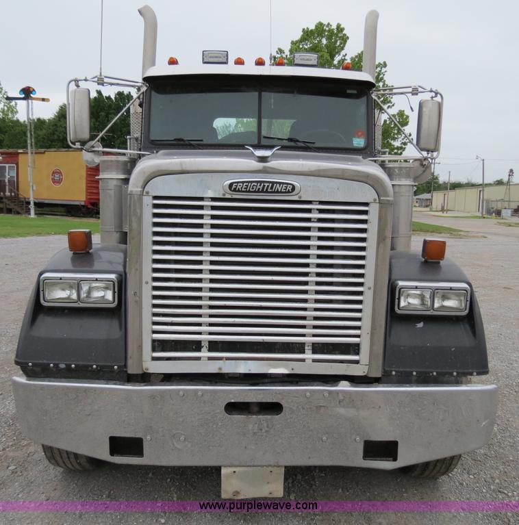 image for item B2317 2001 Freightliner FLD120 semi truck
