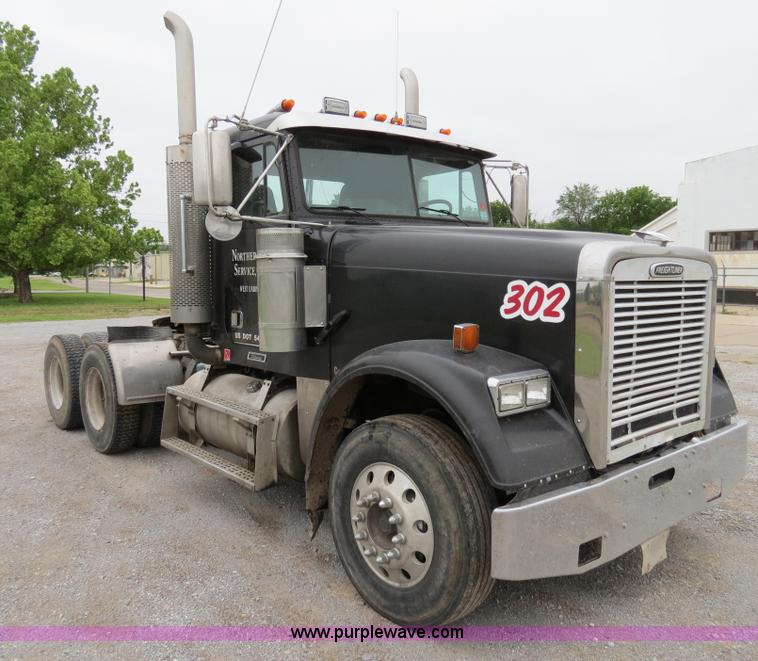 image for item B2317 2001 Freightliner FLD120 semi truck