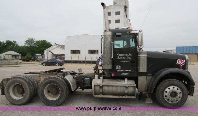 image for item B2317 2001 Freightliner FLD120 semi truck