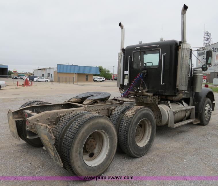 image for item B2317 2001 Freightliner FLD120 semi truck