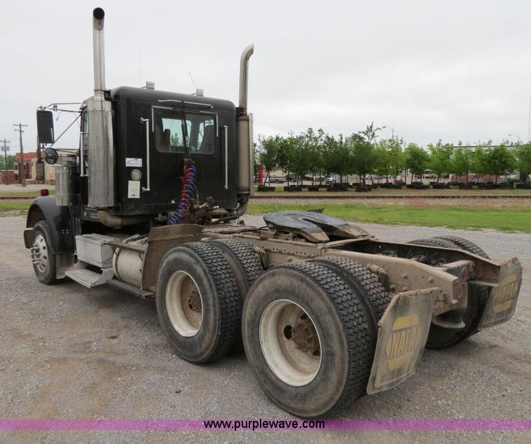 image for item B2317 2001 Freightliner FLD120 semi truck