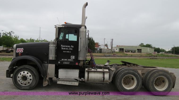 image for item B2317 2001 Freightliner FLD120 semi truck