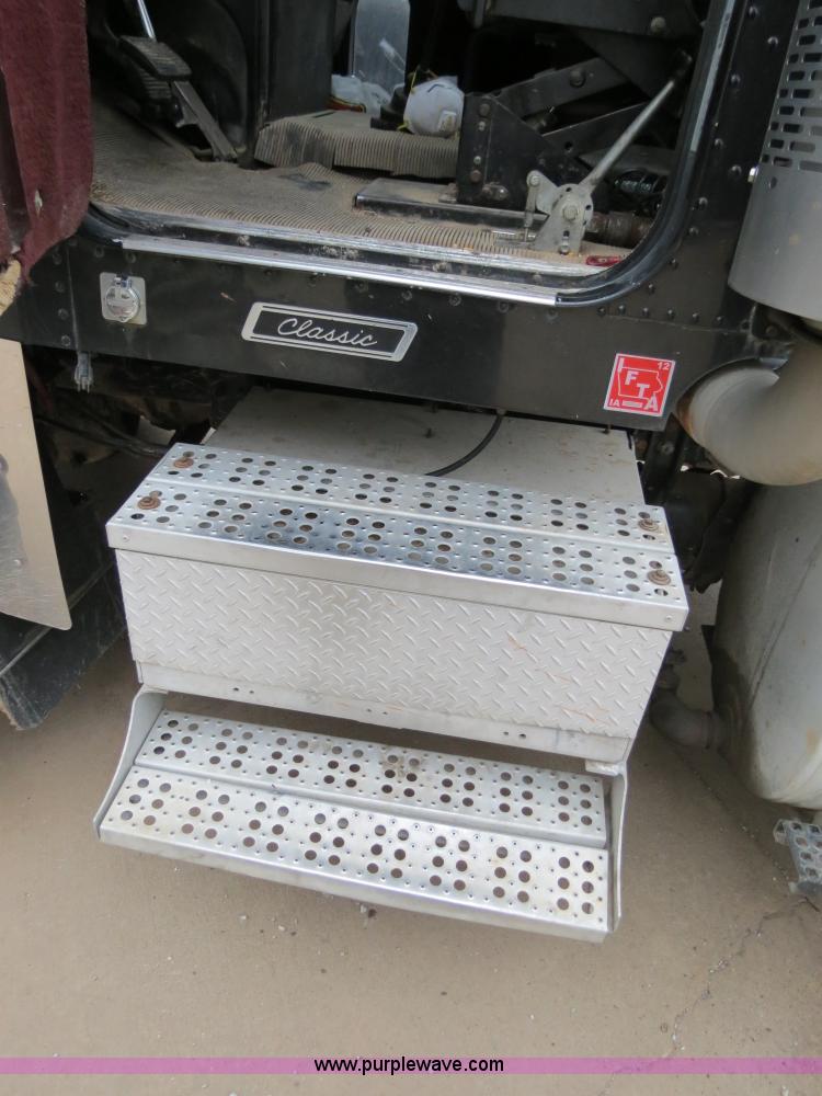 image for item B2317 2001 Freightliner FLD120 semi truck