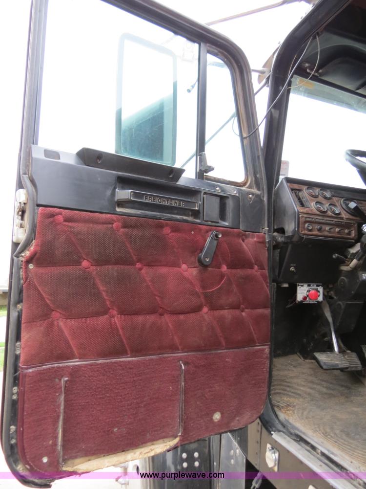 image for item B2317 2001 Freightliner FLD120 semi truck