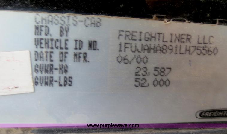 image for item B2317 2001 Freightliner FLD120 semi truck