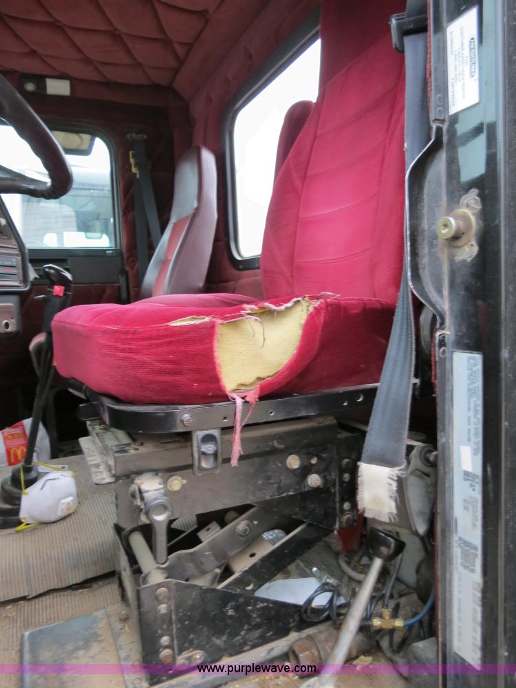 image for item B2317 2001 Freightliner FLD120 semi truck