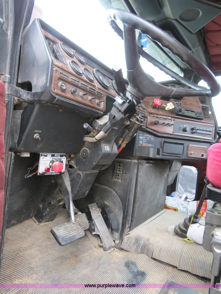 image for item B2317 2001 Freightliner FLD120 semi truck