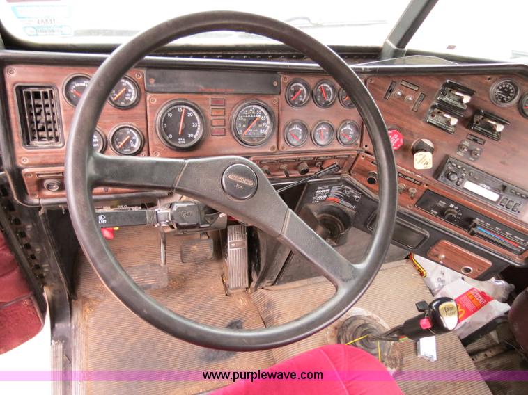 image for item B2317 2001 Freightliner FLD120 semi truck