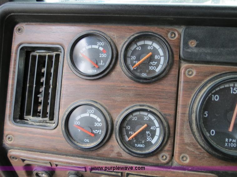 image for item B2317 2001 Freightliner FLD120 semi truck