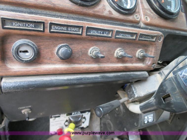 image for item B2317 2001 Freightliner FLD120 semi truck