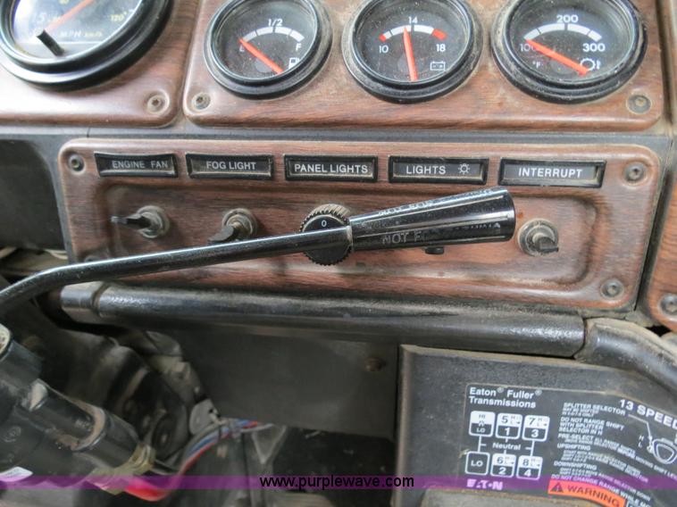 image for item B2317 2001 Freightliner FLD120 semi truck