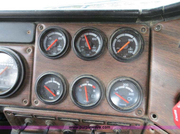 image for item B2317 2001 Freightliner FLD120 semi truck