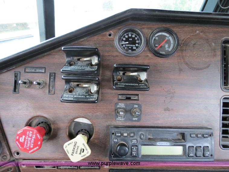 image for item B2317 2001 Freightliner FLD120 semi truck