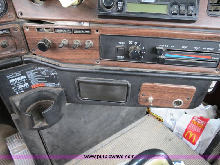 image for item B2317 2001 Freightliner FLD120 semi truck