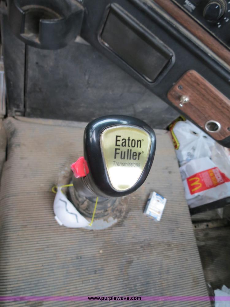 image for item B2317 2001 Freightliner FLD120 semi truck