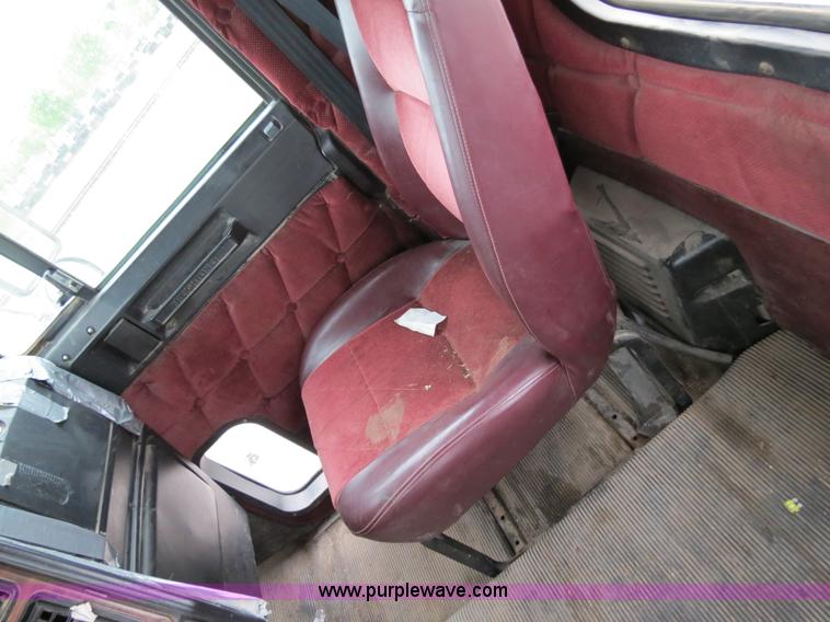 image for item B2317 2001 Freightliner FLD120 semi truck