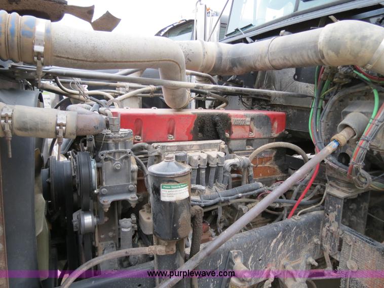 image for item B2317 2001 Freightliner FLD120 semi truck