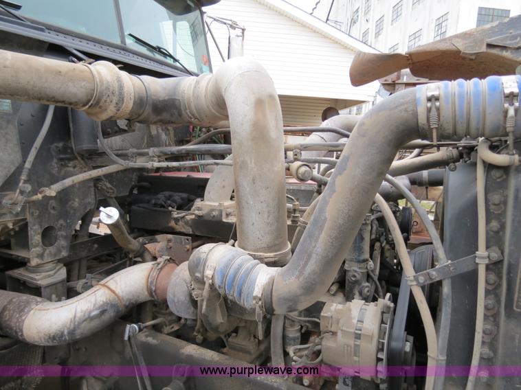 image for item B2317 2001 Freightliner FLD120 semi truck