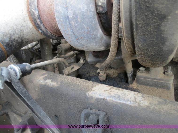 image for item B2317 2001 Freightliner FLD120 semi truck