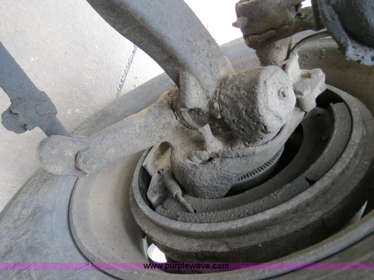 image for item B2317 2001 Freightliner FLD120 semi truck