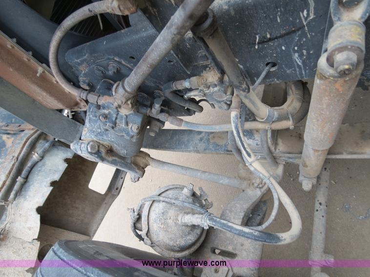 image for item B2317 2001 Freightliner FLD120 semi truck