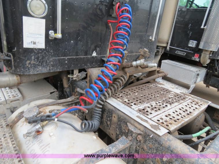 image for item B2317 2001 Freightliner FLD120 semi truck