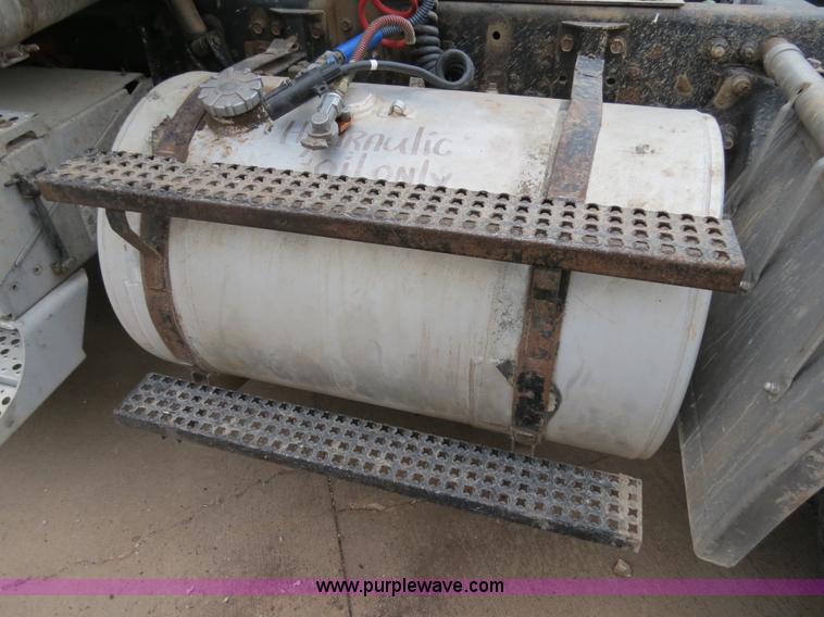 image for item B2317 2001 Freightliner FLD120 semi truck