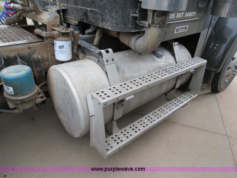 image for item B2317 2001 Freightliner FLD120 semi truck