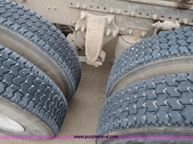 image for item B2317 2001 Freightliner FLD120 semi truck