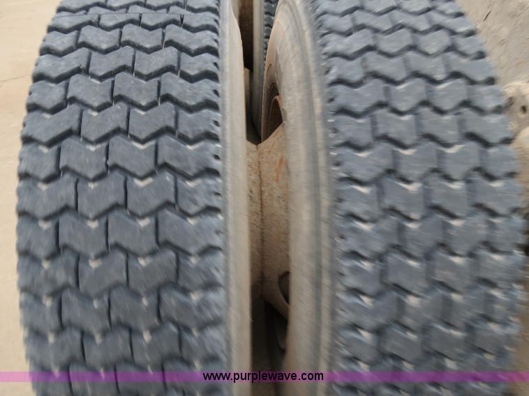 image for item B2317 2001 Freightliner FLD120 semi truck