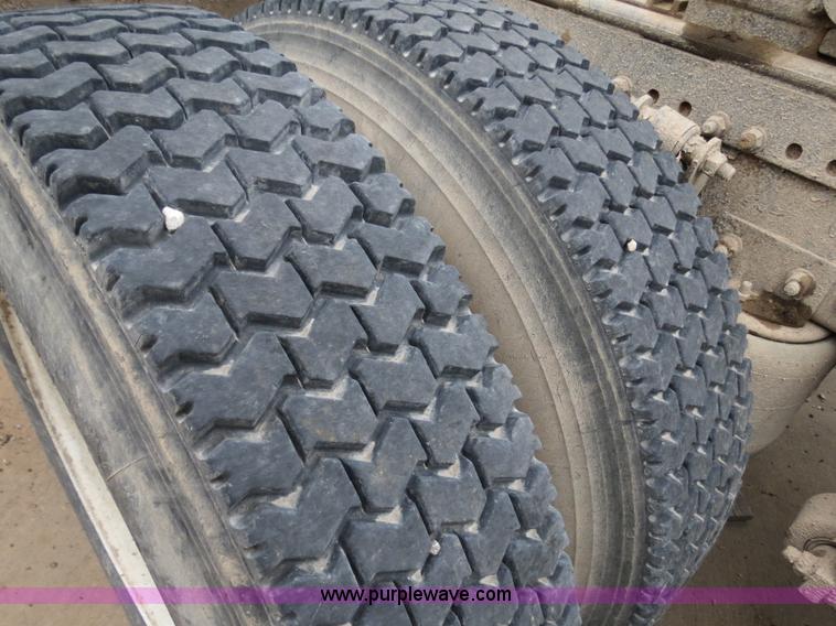 image for item B2317 2001 Freightliner FLD120 semi truck