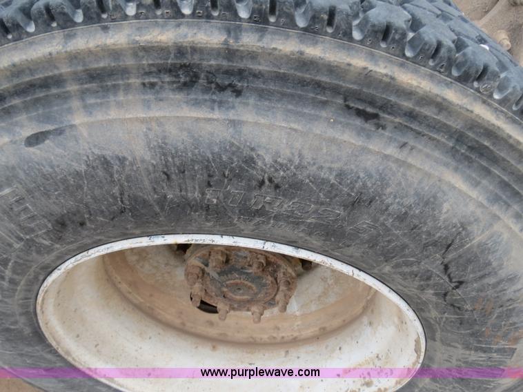 image for item B2317 2001 Freightliner FLD120 semi truck