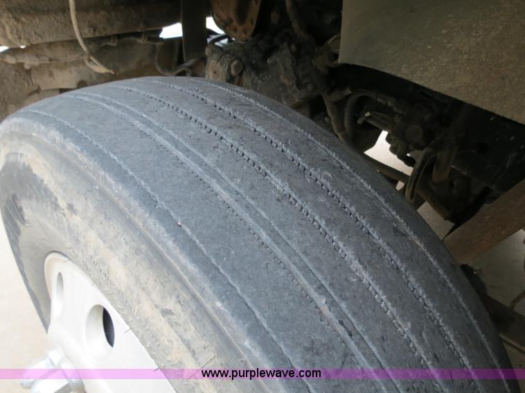 image for item B2317 2001 Freightliner FLD120 semi truck