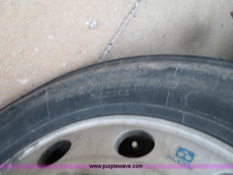 image for item B2317 2001 Freightliner FLD120 semi truck