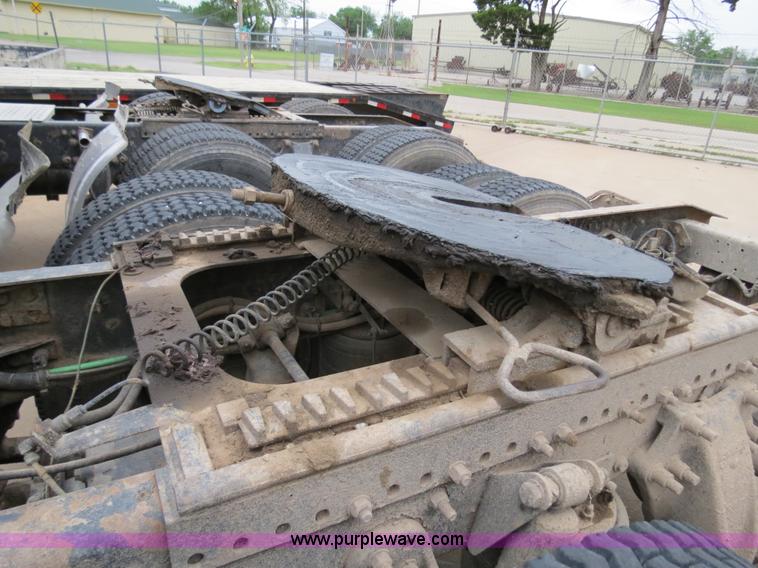 image for item B2317 2001 Freightliner FLD120 semi truck