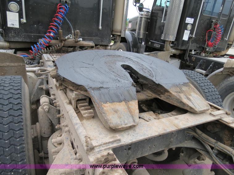 image for item B2317 2001 Freightliner FLD120 semi truck