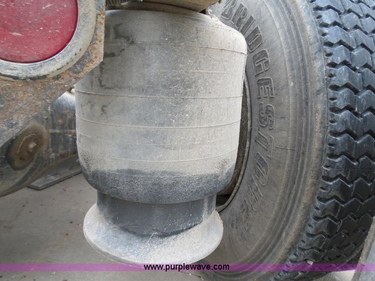 image for item B2317 2001 Freightliner FLD120 semi truck