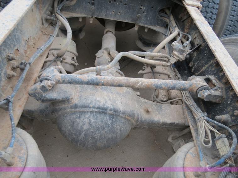 image for item B2317 2001 Freightliner FLD120 semi truck