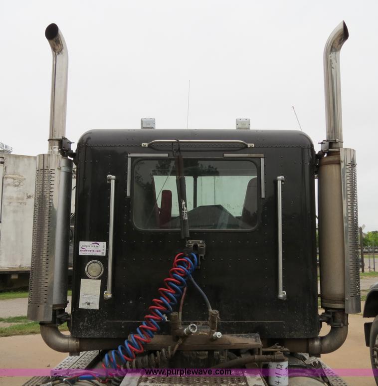 image for item B2317 2001 Freightliner FLD120 semi truck