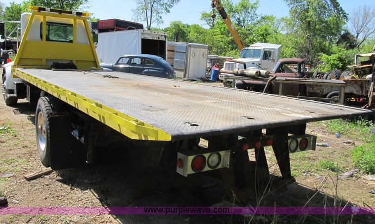 image for item B2691 1997 Peterbilt 330 roll back truck