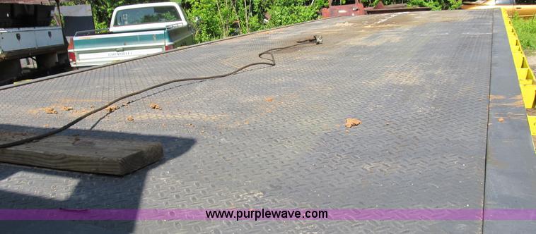 image for item B2691 1997 Peterbilt 330 roll back truck