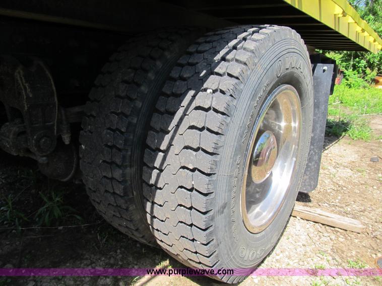 image for item B2691 1997 Peterbilt 330 roll back truck