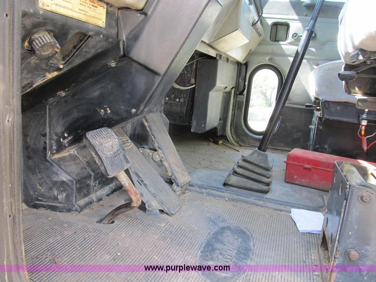 image for item B2691 1997 Peterbilt 330 roll back truck