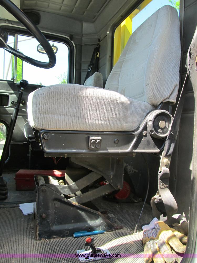 image for item B2691 1997 Peterbilt 330 roll back truck