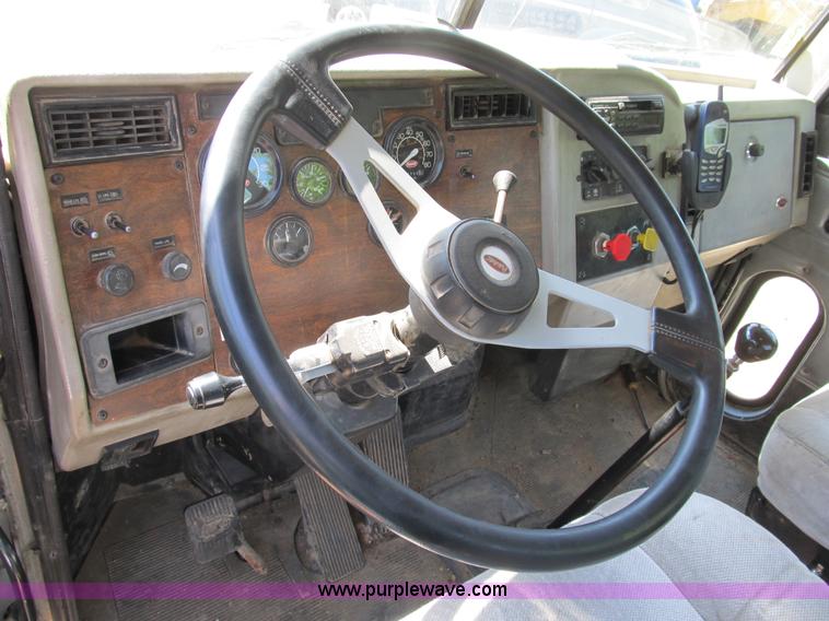 image for item B2691 1997 Peterbilt 330 roll back truck