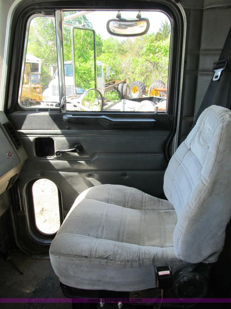 image for item B2691 1997 Peterbilt 330 roll back truck