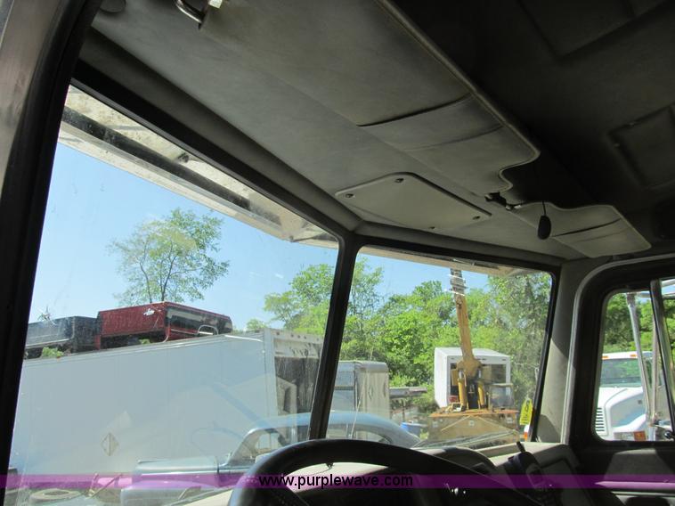 image for item B2691 1997 Peterbilt 330 roll back truck