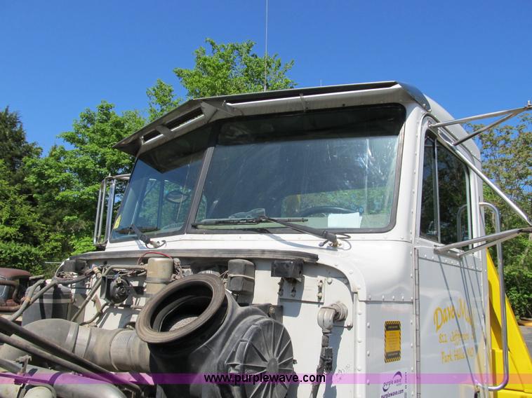 image for item B2691 1997 Peterbilt 330 roll back truck