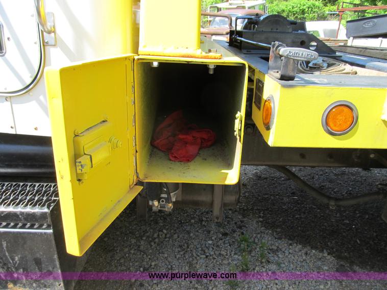 image for item B2691 1997 Peterbilt 330 roll back truck